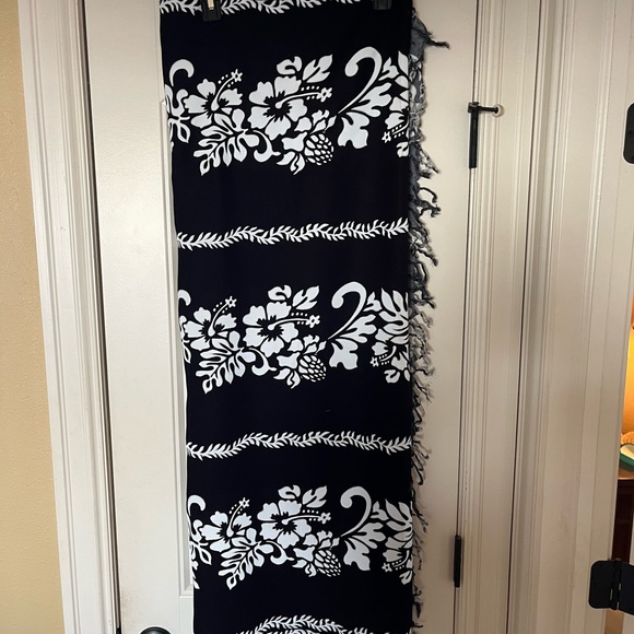 Koko Knot women’s sarong/beach coverup/shawl/wrap/headpiece- 63” x 43” - Picture 5 of 5